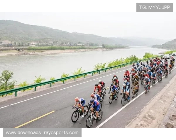 榆林赛选手欣赏沿黄观光路独特风光